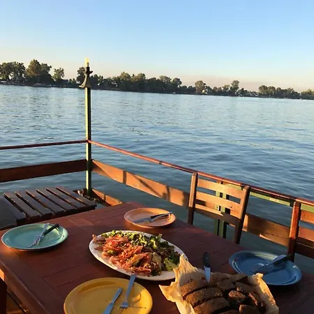 Sagando - Floating House On Sava River Úszó hotel Belgrád