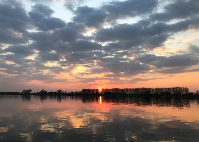 Sagando - Floating House On Sava River *